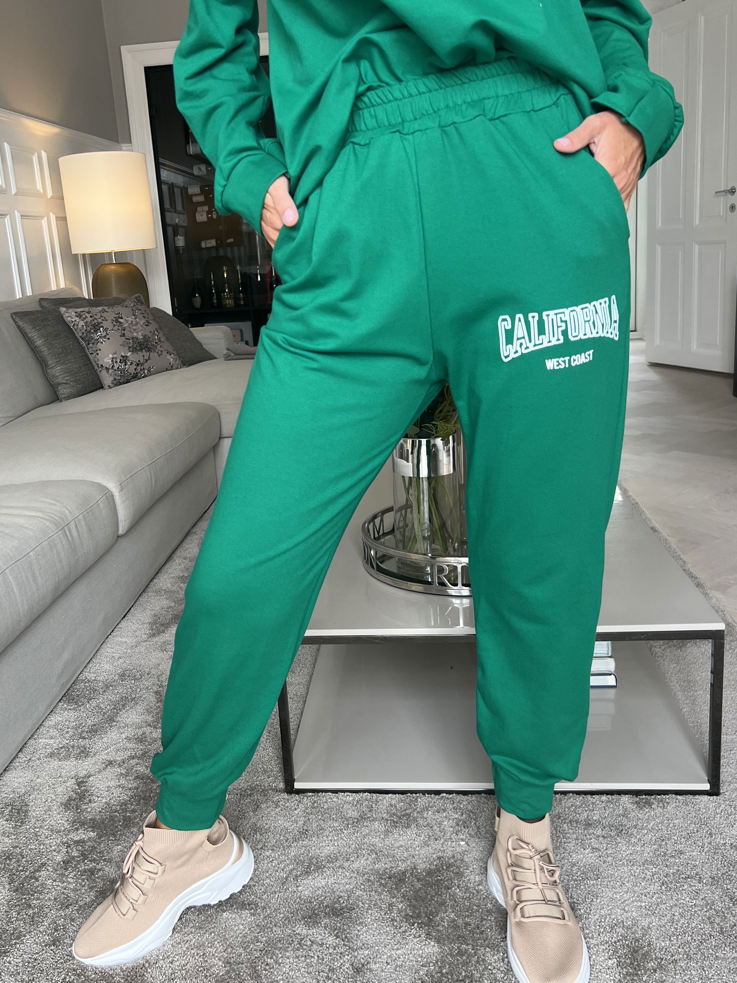 Noelle - Lækkert joggingsæt med skrift over brystet